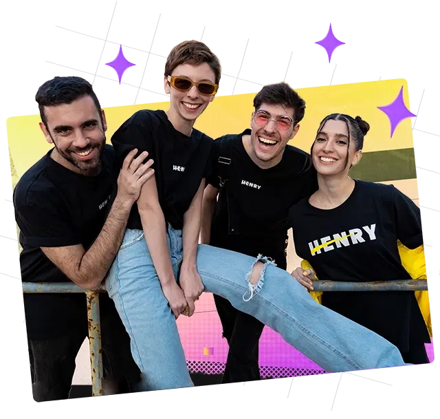 un grupo de graduados de Henry, miran a la cámara y sonríen
