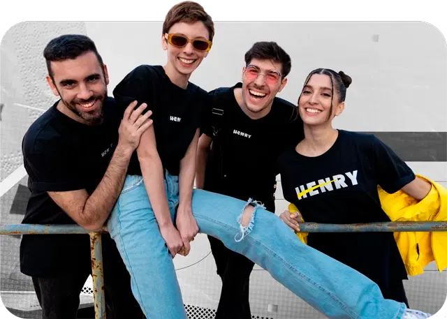 graduados del bootcamp de Henry miran a la cámara sonriendo